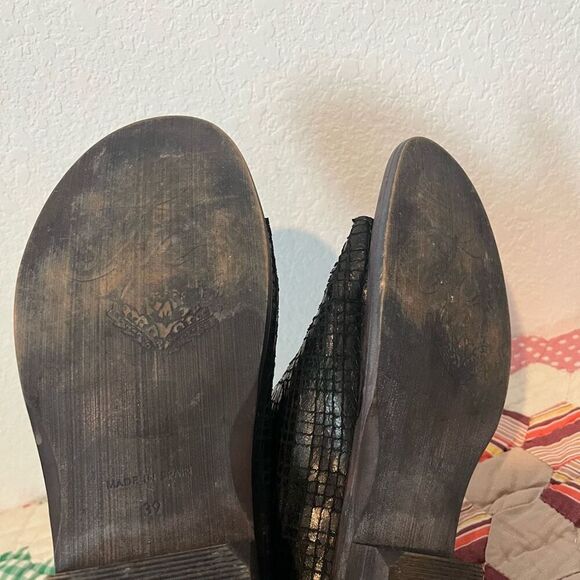 Free People Black Textured Leather Mont Blanc Flat Sandals Women's Size 39 8.5 - Picture 9 of 9